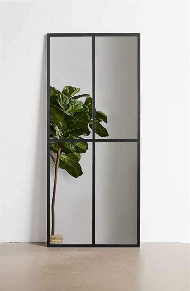 Speil med svart ramme i jern str. 150 x 65 cm